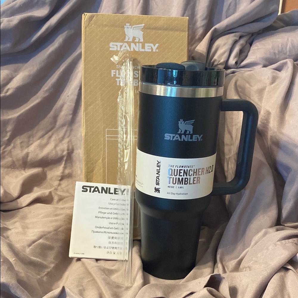NIB - Stanley Quencher H2.0 Tumbler - Midnight Black